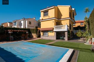 Xalet a Calle quinto centenario 6. Chalet con piscina en pinos genil