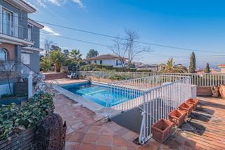 Xalet  Calle betis. Chalet en monachil con piscina