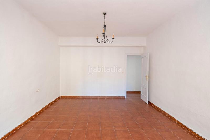 Foto a8173b8f-a045-4c5f-bdbb-412e144417a0. Piso en calle rodríguez acosta 13 piso centro en Motril