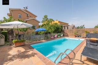 Chalet  Calle cerrillo redondo. Chalet con piscina en urbanizacion cumbres verdes , la zubia