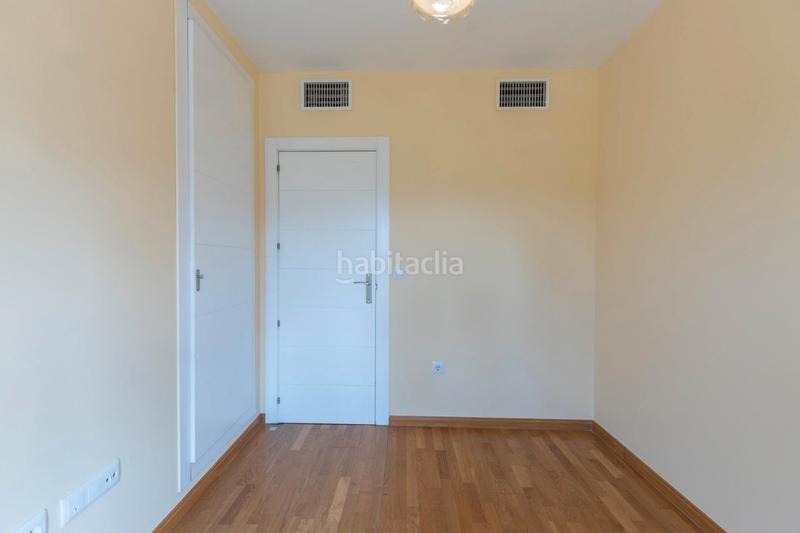 Foto 4134de37-02c6-43b5-9490-62b30095492b. Piso en calle periodista aquilino morcillo herrera 9 piso en urbanizacion con piscina con garaje y trastero zona barrio periodistas/parque almunia en Granada