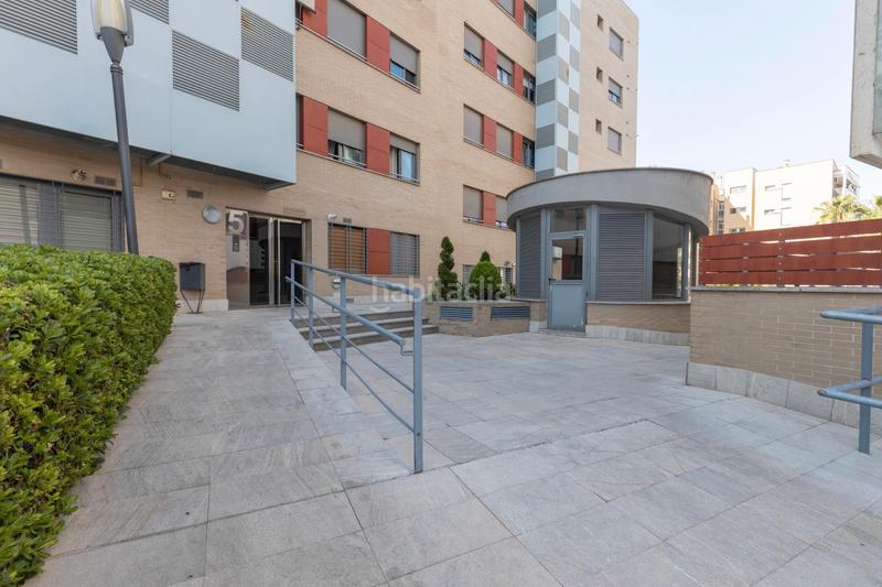 Foto 78ade885-32e4-4c01-85aa-f1bd6470c6ec. Piso en calle periodista aquilino morcillo herrera 9 piso en urbanizacion con piscina con garaje y trastero zona barrio periodistas/parque almunia en Granada