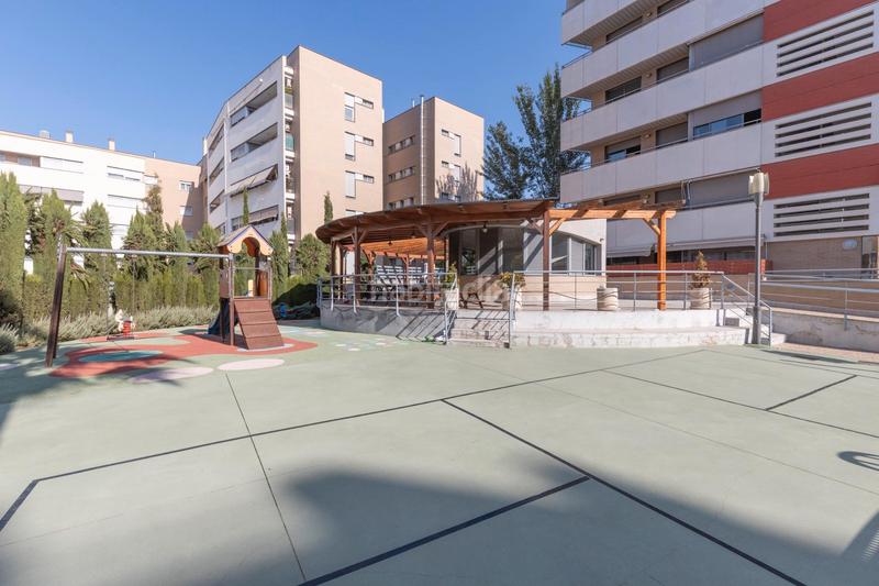 Foto 9209ade7-1132-48f6-867e-f36e8710db59. Piso en calle periodista aquilino morcillo herrera 9 piso en urbanizacion con piscina con garaje y trastero zona barrio periodistas/parque almunia en Granada