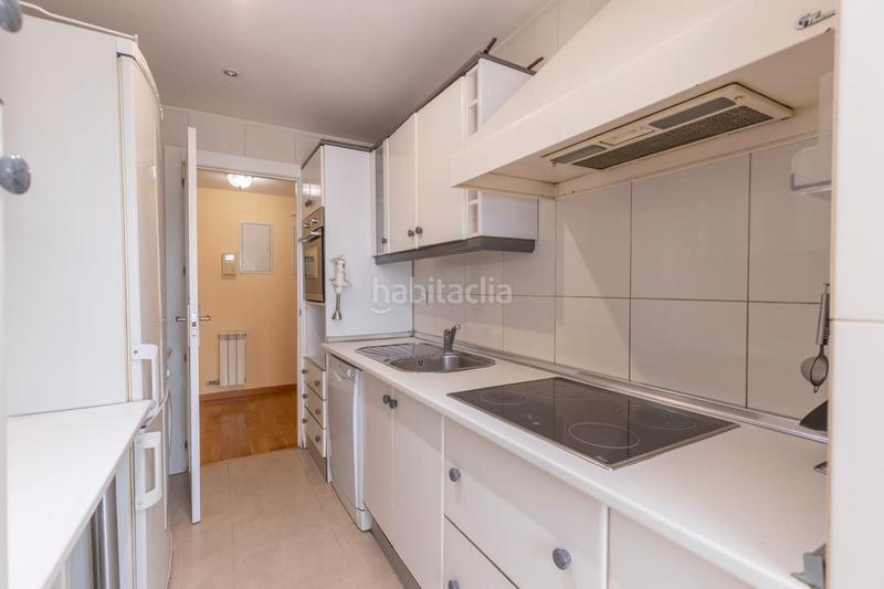 Foto a5ef8bc5-efab-4644-b51a-1540559ee072. Piso en calle periodista aquilino morcillo herrera 9 piso en urbanizacion con piscina con garaje y trastero zona barrio periodistas/parque almunia en Granada