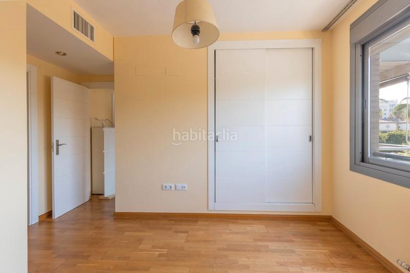 Foto a7ece3ef-961e-41dc-a0c6-625fb8289172. Piso en calle periodista aquilino morcillo herrera 9 piso en urbanizacion con piscina con garaje y trastero zona barrio periodistas/parque almunia en Granada