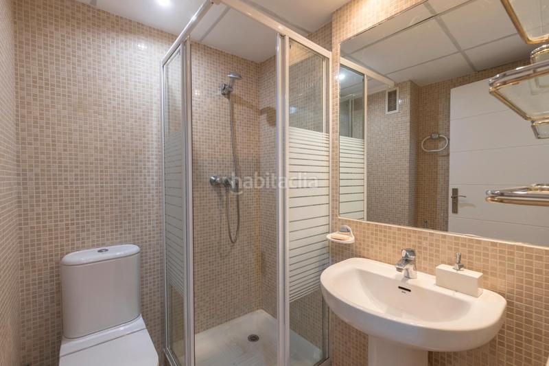 Foto c7c2e930-b395-4eb9-a9b9-d1f2f9226468. Piso en calle periodista aquilino morcillo herrera 9 piso en urbanizacion con piscina con garaje y trastero zona barrio periodistas/parque almunia en Granada