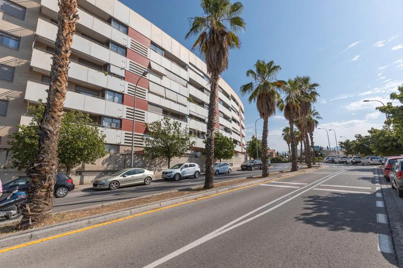 Foto e80f102f-ace8-417c-97f7-32dba4c1c2af. Piso en calle periodista aquilino morcillo herrera 9 piso en urbanizacion con piscina con garaje y trastero zona barrio periodistas/parque almunia en Granada