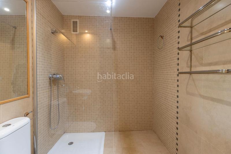 Foto eef62514-ffc2-41ab-833d-3275cbc06fd7. Piso en calle periodista aquilino morcillo herrera 9 piso en urbanizacion con piscina con garaje y trastero zona barrio periodistas/parque almunia en Granada