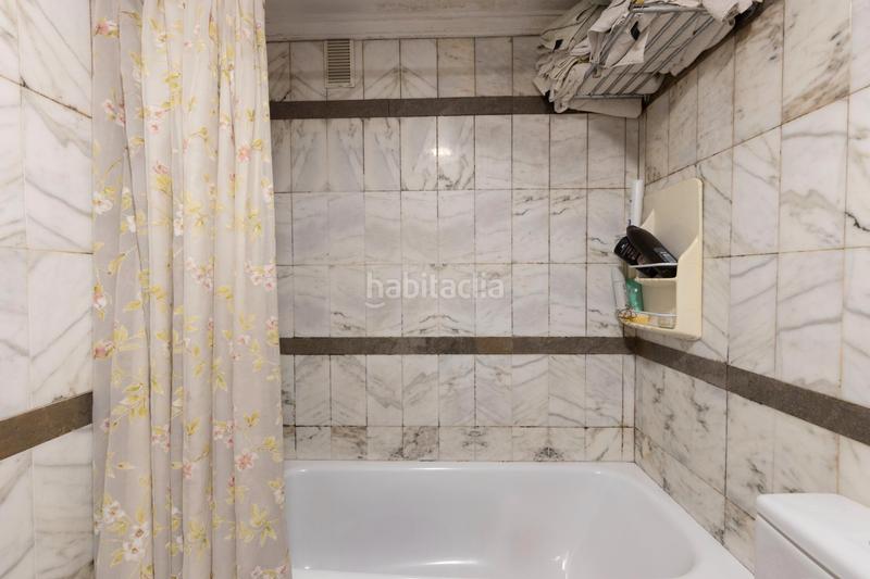 Foto 79a8a99d-eb85-4300-bfbf-bbe446778d31. Piso en calle ciego de arjona 3 piso en zona avda constitucion con plaza garaje en Granada