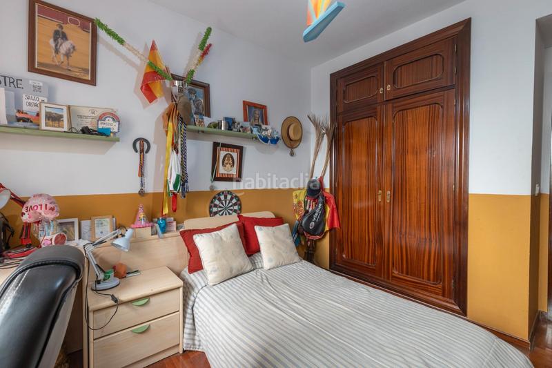 Foto cf97ee9a-0108-4683-8495-5eb0138a4723. Piso en calle ciego de arjona 3 piso en zona avda constitucion con plaza garaje en Granada