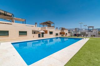 Casa adosada  Paseo de las carboneras. Adosado en urbanizacion con piscina junto campo golf las gabias