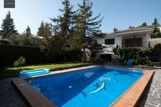 Xalet  Calle meson. Chalet con piscina en huetor santillanm