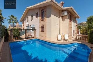 Doppelhaus  Calle manuel cano tamayo. Casa pareada con piscina