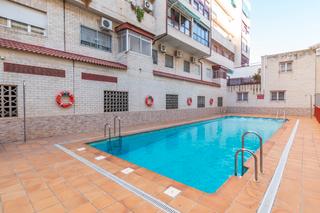 Appartement à Calle adelfa nº 3. Piso en jardin de la reina en urb. con piscina y garaje