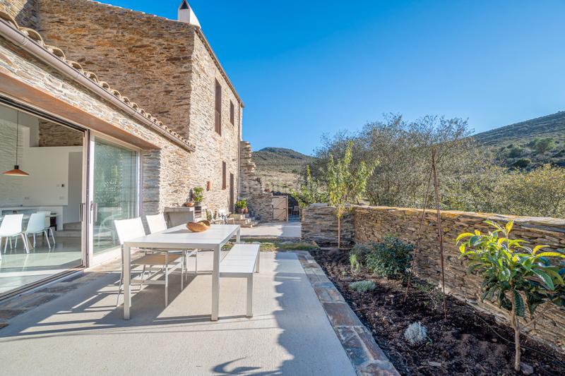 Foto 013bfa18-8527-471a-a28c-c3aac0a90518. Casa amb xemeneia calefacció aparcament piscina a Cadaqués