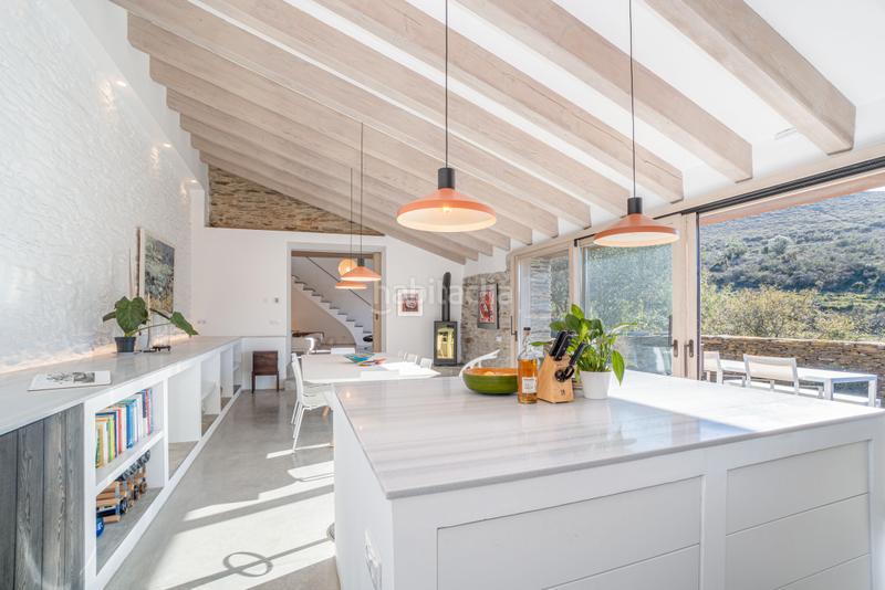 Foto 1563db6f-25c6-4c12-95ee-eb0bcf1d1bd0. Casa amb xemeneia calefacció aparcament piscina a Cadaqués