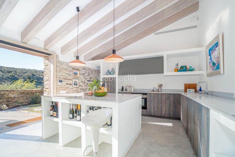 Foto 34339ac6-736e-48ba-ad52-a711a2d181f6. Casa amb xemeneia calefacció aparcament piscina a Cadaqués