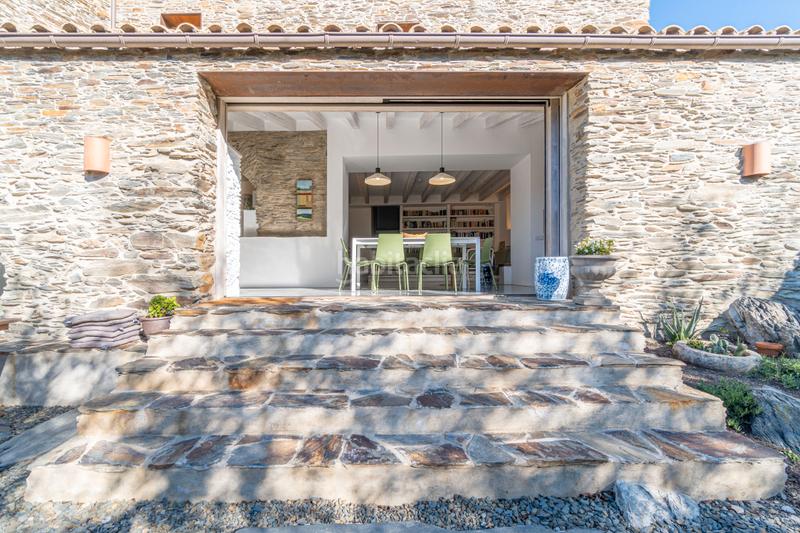 Foto 546585bb-fa56-4e6c-ad6c-47ebdedef059. Casa amb xemeneia calefacció aparcament piscina a Cadaqués