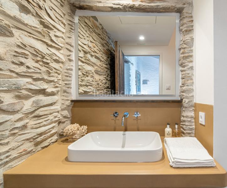 Foto a3b27c06-7ec6-456f-aa29-7d7843128c20. Casa amb xemeneia calefacció aparcament piscina a Cadaqués