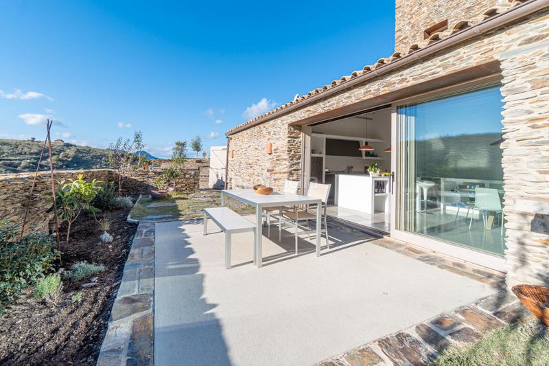 Foto a8d394e6-eea2-4ebb-ad61-4778b00e5f3a. Casa amb xemeneia calefacció aparcament piscina a Cadaqués