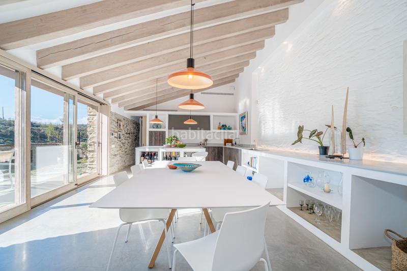 Foto d881fc00-a74c-46dc-a048-e912cff1daf0. Casa amb xemeneia calefacció aparcament piscina a Cadaqués