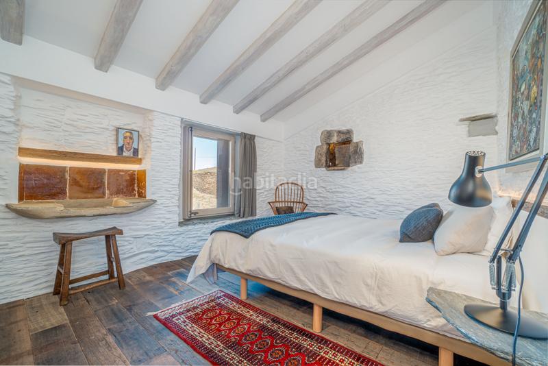 Foto ed7b48aa-8496-47ee-813c-c709644031b1. Casa amb xemeneia calefacció aparcament piscina a Cadaqués