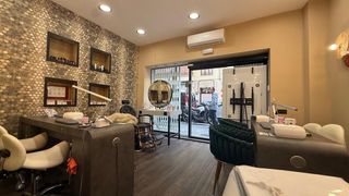 Lloguer Local Comercial  Calle cirilo amoros. Salón de uñas en mercado de colon