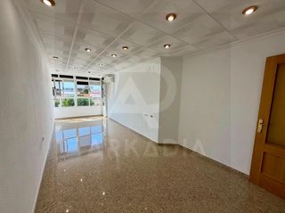 Flat  Avenida avenida gaspar aguilar. Amplio piso de 3 dormitorios con garaje junto al hospital univer