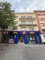 Attique à Calle doctor jaume ferran clua 9. Fantástico ático en venta en el mercado de collblanc