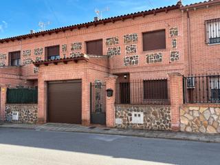 Xalet  Calle baloncesto. Chalet cinco dormitorios, baño, dos aseos y garaje, para entrar