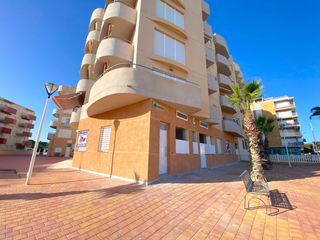Apartament a Del río segura 63. Apartamento de obra nueva en primera línea de playa con vistas a