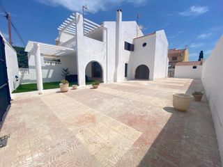 Casa aparellada a Bahia. Dúplex con 326 m2 de parcela, garaje y posibilidad de piscina ce