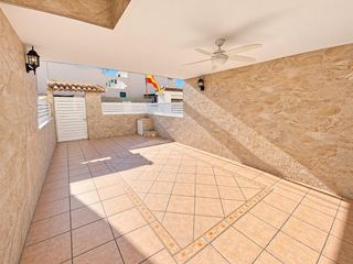 Maison jumelée à Bahia. Tríplex adosado de 6 dormitorios a 100 m de la playa de bahía