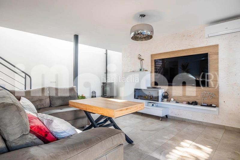 Foto 3e9c3448-9e34-450b-b932-8465f113267f. Xalet amb xemeneia calefacció aparcament piscina a Alcalá de Guadaira