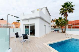 Chalet  Calle las abubillas. Villa unifamiliar de 3 dormitorios con piscina privada en reside