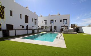 Doppelhaus  Calle ntra. sra. de la piedad. Adosado en venta en pilar de la horadada