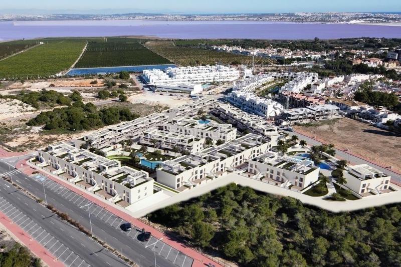 Foto 1cfb219b-4a28-4408-b283-730439015d13. Casa estupendo bungalow planta baja en res. privado en Torrevieja