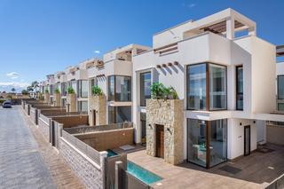Chalet  Avenida riegos de levante. Gran villa independiente en los montesinos