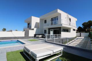 Xalet a Los Balcones-Los Altos. Villa de lujo de estilo moderno con piscina propia en la zona de