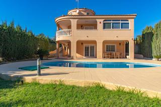 Chalet  Covadonga bal. Chalet exclusivo con piscina y jardín en los balcones