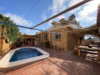 Chalet  Avenida angel garcia rogel-balcon. Amplia villa independiente con 816m2 de parcela