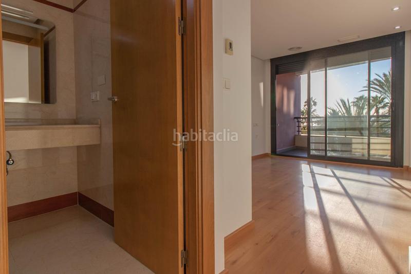 Foto b949131a-68e9-41b3-bbbd-5d9bf35bfce7. Apartamento amplio apartamento seminuevo en primera línea en Torrevieja