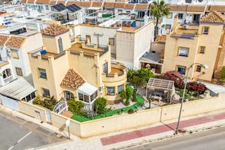 Chalet  Calle arco iris. Amplio chalet en esquina