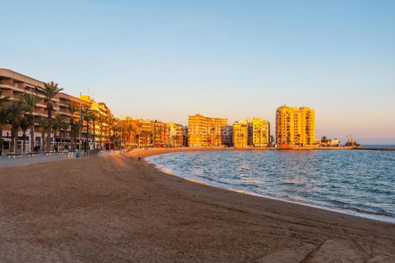 Foto c8fecc1f-3ef8-4c8e-aadb-a94a05b94230. Chalet lujosa villa independiente en los balcones en Torrevieja