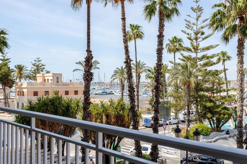 Foto 794645eb-13c8-4954-a991-5686a76cabae. Piso espectacular piso reformado con vistas al puerto en Torrevieja