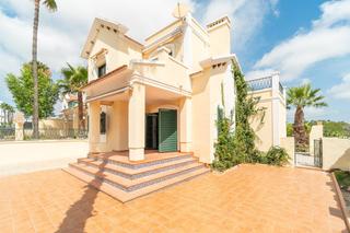 Chalet  Calle calle estrecho de mesina. Exclusiva villa en villamartín con jardín, solárium y piscina