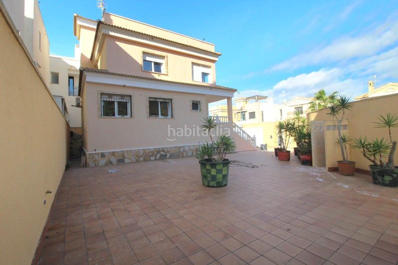 Foto ca84e63f-9f61-4888-89b3-db2492f25113. Chalet with parking in Villamartín-Las Filipinas Orihuela