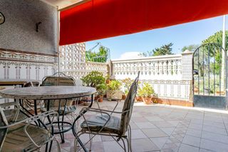 Casa adossada  Calle de las dalias. Amplio adosado de 2 plantas con 3 dormitorios y patio de 40 m2.