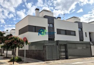 Lloguer Casa adossada a Los Molinos. Chalet adosado 5hab,4baños obra nueva con jardín, domótica y alt