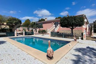 Casa a Coloma. Esta fantaacutestica villa de una sola planta se encuentra en un